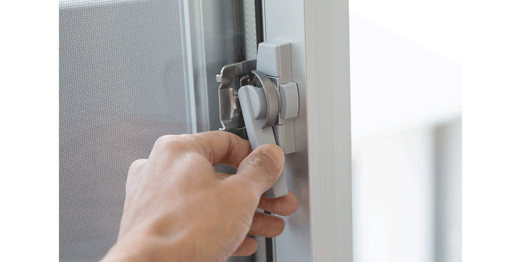 備え付けの窓の金具は「鍵」じゃない?
